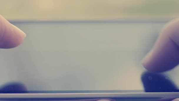 Les doigts féminins tapant sur le téléphone portable, Gros plan 