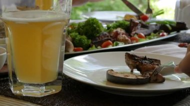 Restoranda yemek yerken ailesinin yakın çekim