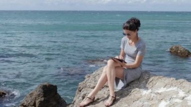 tablet pc ile çalışan kız