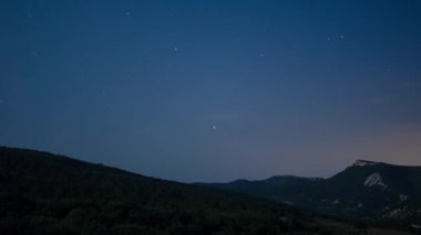 Hareketli yıldız, gece orman ve dağlar, zaman atlamalı