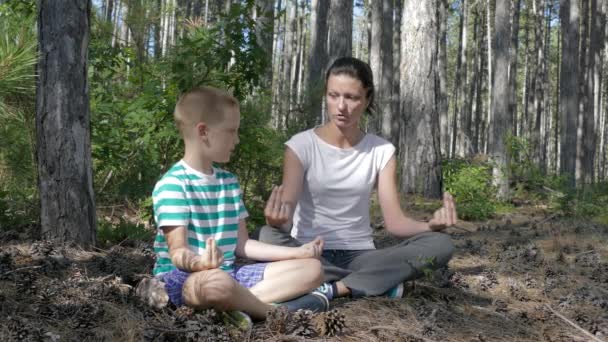 Moeder en zoon doen meditatie — Stockvideo
