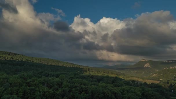 Καλοκαιρινό τοπίο σύννεφα κινείται πάνω από ορεινό δάσος — Αρχείο Βίντεο
