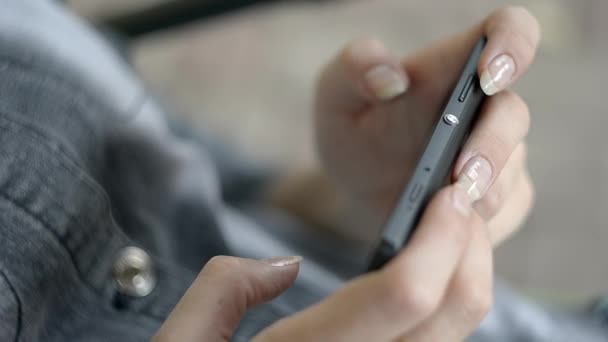 Vrouw met behulp van haar mobiele slimme telefoon (horizontaal) — Stockvideo