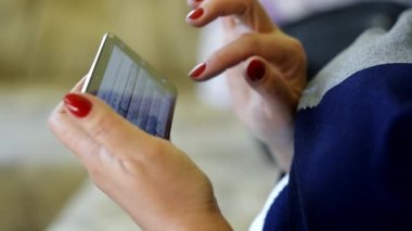 Üst düzey yakın akıllı telefon sörf Internet eller kadın