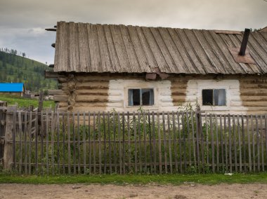 Eski geleneksel günlük kabin, Markakol, Kazakistan yıpranmış