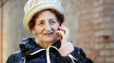 Cep telefonu açık 02 ile telefon görüşmesi kadın kıdemli