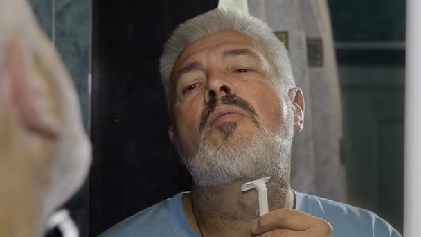 Homme âgé rasage 