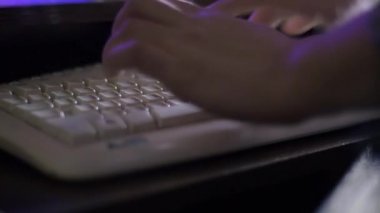 Gece enterne dalga köpüğü