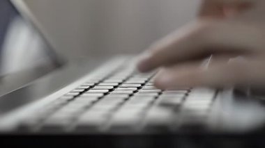 Tipik bir dizüstü bilgisayar klavye üzerinde kadının elleri