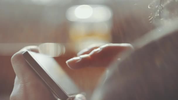 Mujer manos mensajes de texto en el teléfono inteligente al aire libre — Vídeo de stock