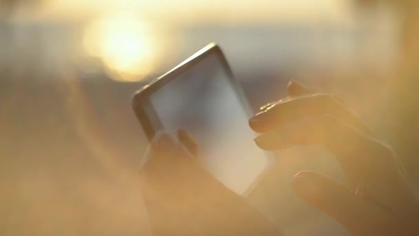 Mani della donna che utilizzano tablet sulla spiaggia in sintesi — Video Stock