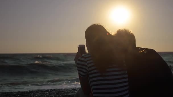 Silueta de pareja en la playa mirando hacia el mar — Vídeos de Stock