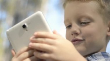 Dijital Tablet açık kullanma şirin küçük çocuk portresi