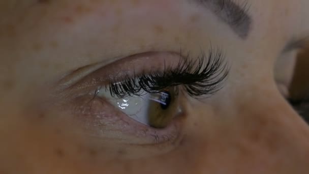 Frau blickt auf Monitor, müdes Auge — Stockvideo