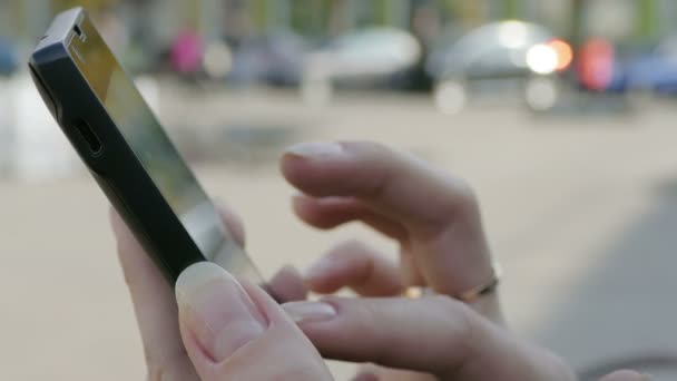 Femme utilisant son téléphone intelligent mobile, en plein air à l'automne 