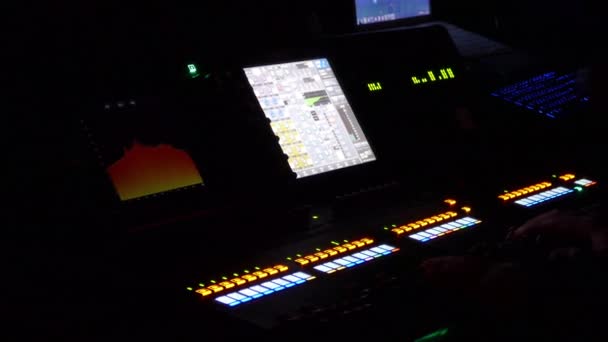 Ingénieur du son au travail. Console de mixage lors d'un concert en direct — Video