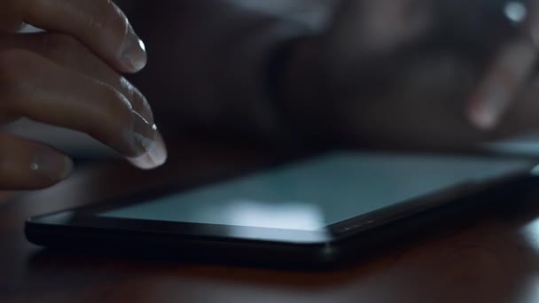 Recherche et achats en ligne avec tablette PC dans le temps du soir, Intérieur 