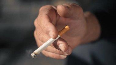 Olgun adamla sigara elinde, yakın çekim