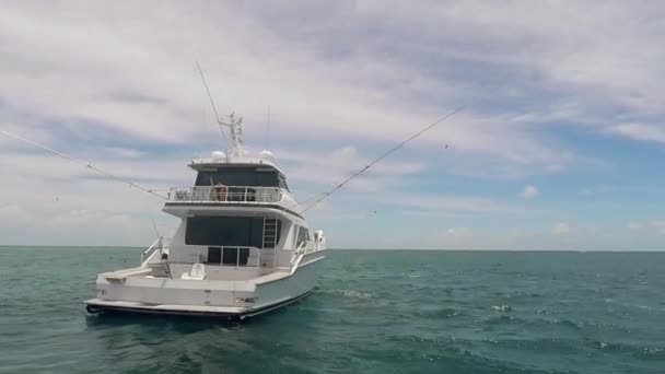 Barco de pesca no oceano — Vídeo de Stock