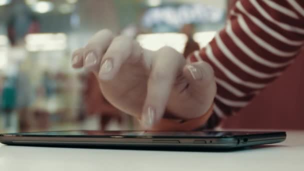 妇女的手在平板电脑上打字文本 — 图库视频影像