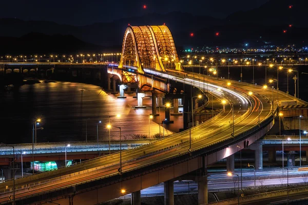 Ponte banghwa di notte sul fiume han — Foto Stock