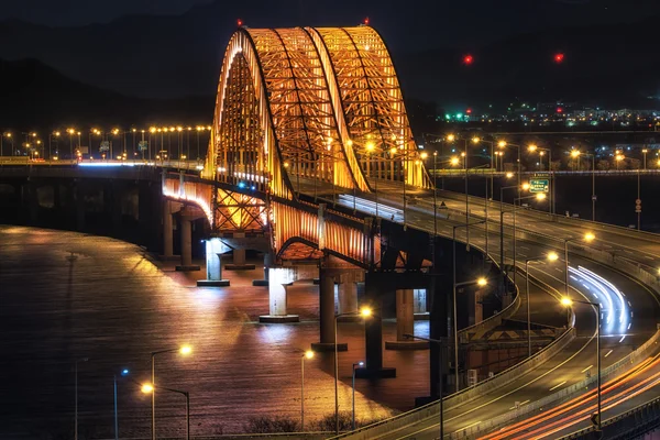 Pont banghwa la nuit sur la rivière han — Photo