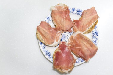 Jamon susam ekmek ile dilimlenmiş