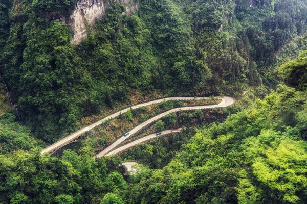 Тяньмень гірська звивиста дорога — стокове фото