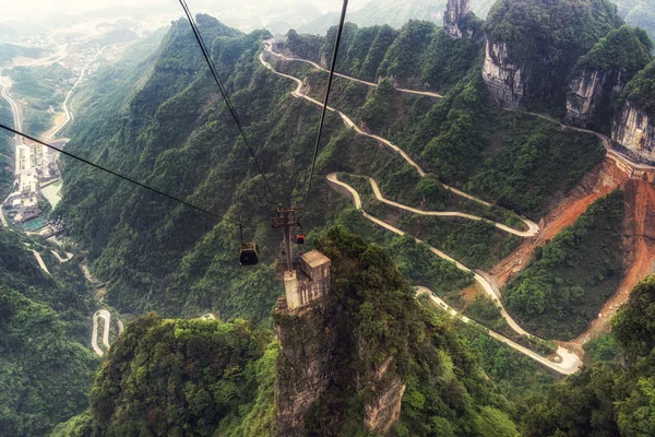 Tianmen mountain slingrande väg — Stockfoto