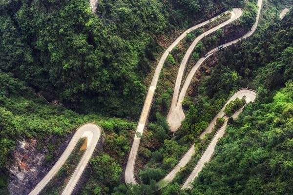 Tianmen carretera serpenteante montaña — Foto de Stock