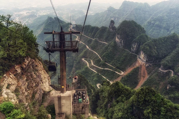 Estrada sinuosa da montanha de tianmen — Fotografia de Stock
