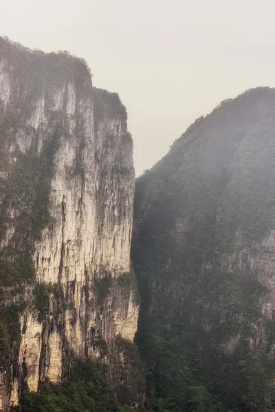 Tianmen berglandschap en uitzichtpunt — Stockfoto