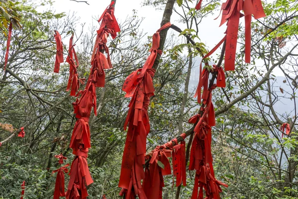 Red ribbons along tianmen mountain — Stock Photo, Image