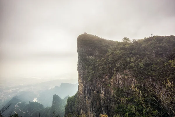 Tianmen paisagem montanhosa e miradouro — Fotografia de Stock