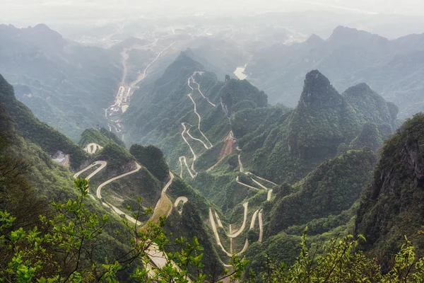 Estrada sinuosa da montanha de tianmen — Fotografia de Stock