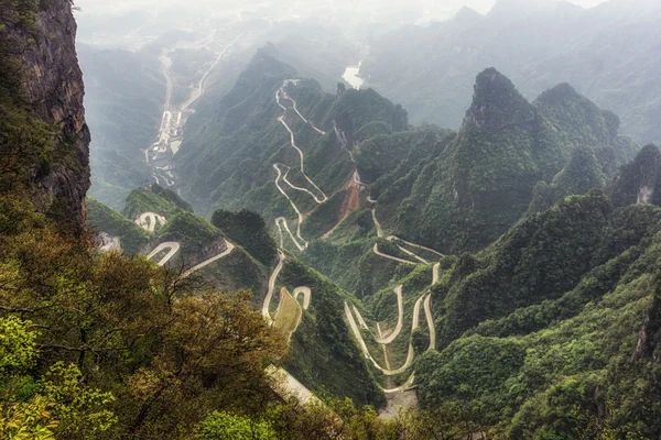 Tianmen bochtige bergweg — Stockfoto