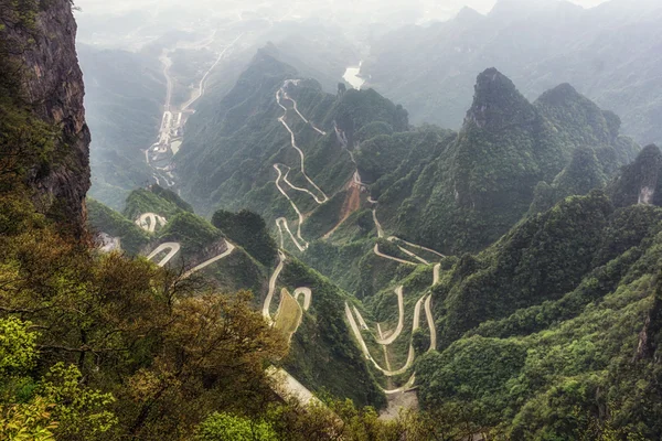 Estrada sinuosa da montanha de tianmen — Fotografia de Stock