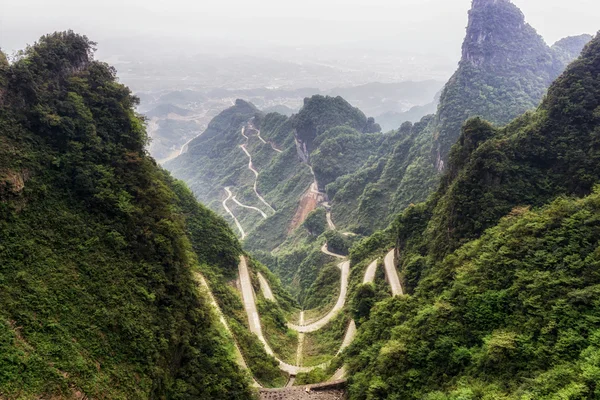 Tianmen strada tortuosa montagna — Foto Stock