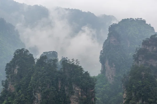 Hoge bergtoppen van yuanjiajie — Stockfoto