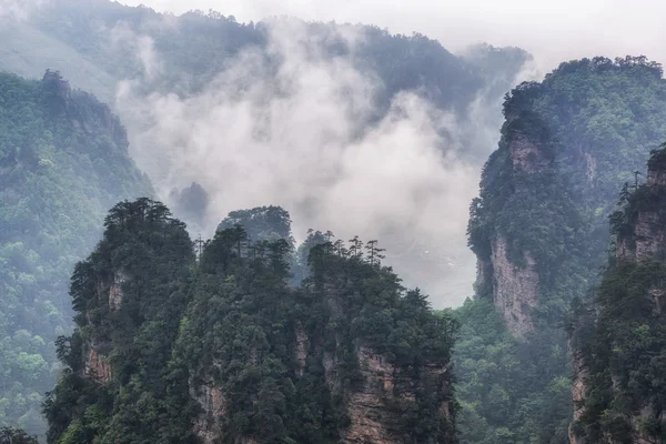 Yuanjiajie uzun boylu Dağ doruklarına — Stok fotoğraf