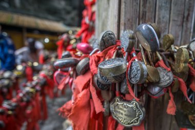 kırmızı kurdele ve kilit