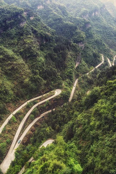 Тяньмень гірська звивиста дорога — стокове фото