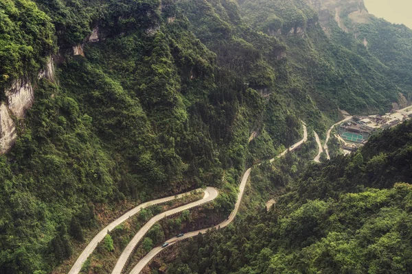 Estrada sinuosa da montanha de tianmen — Fotografia de Stock