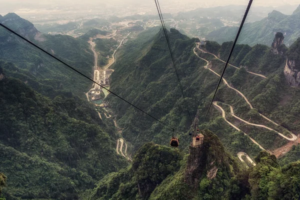 Tianmen dağın dolambaçlı yol — Stok fotoğraf