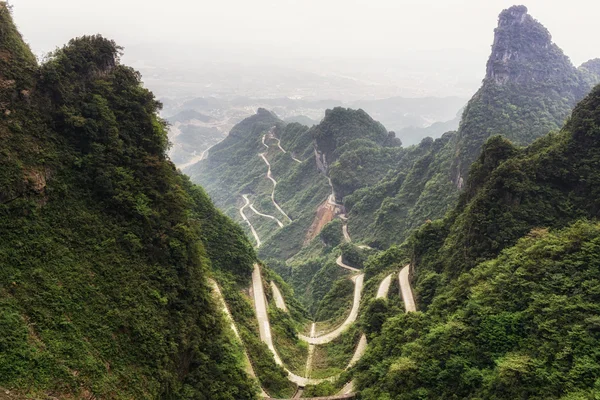 Tianmen mountain slingrande väg — Stockfoto