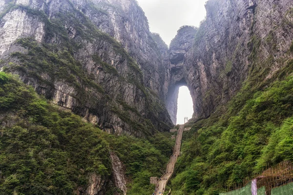 Caverna de tianmen no parque nacional de tianmen — Fotografia de Stock