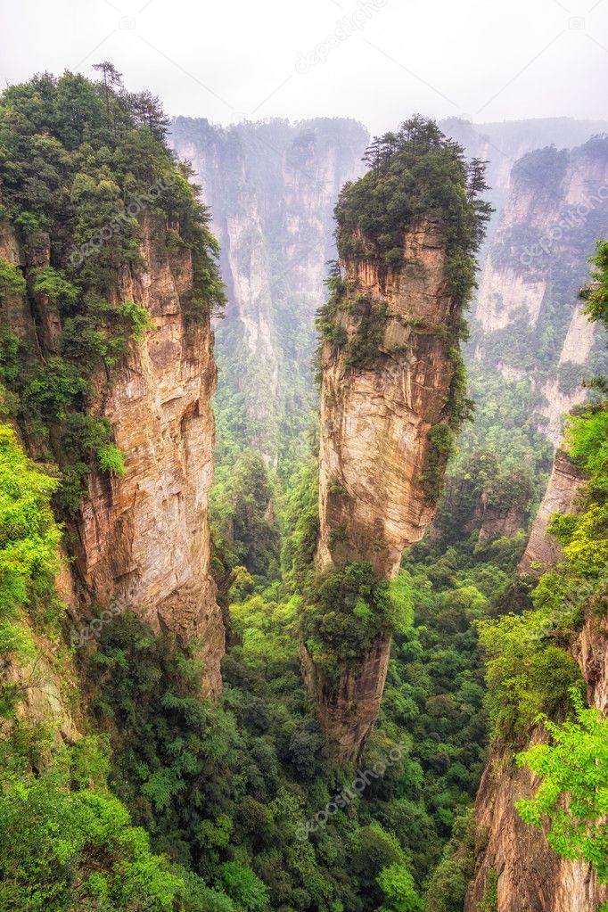 tall mountain peaks of yuanjiajie