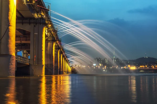 Banpo regnbåge bro fontän — Stockfoto