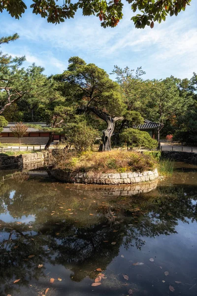 池の水に反射して入り口近くにある小さな神社 ソウルの城陽で撮影 — ストック写真