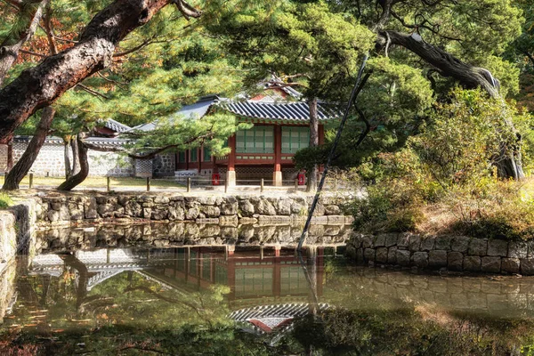 池の水に反射して入り口近くにある小さな神社 ソウルの城陽で撮影 — ストック写真